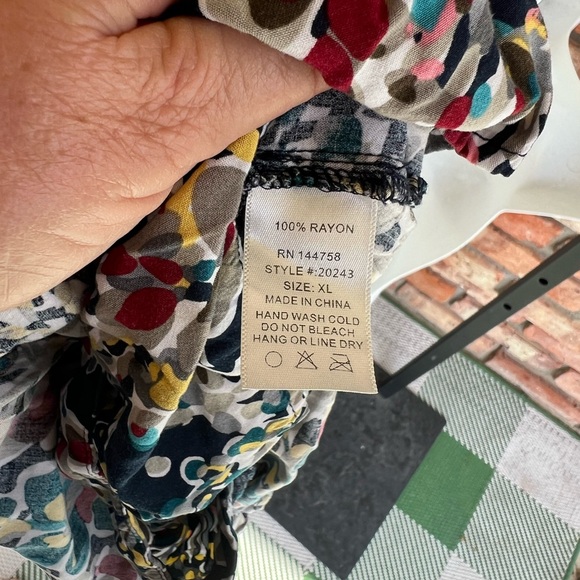 Jes Lea short sleeve top.Round neck, short sleeve. Button closure in back. - Picture 5 of 6